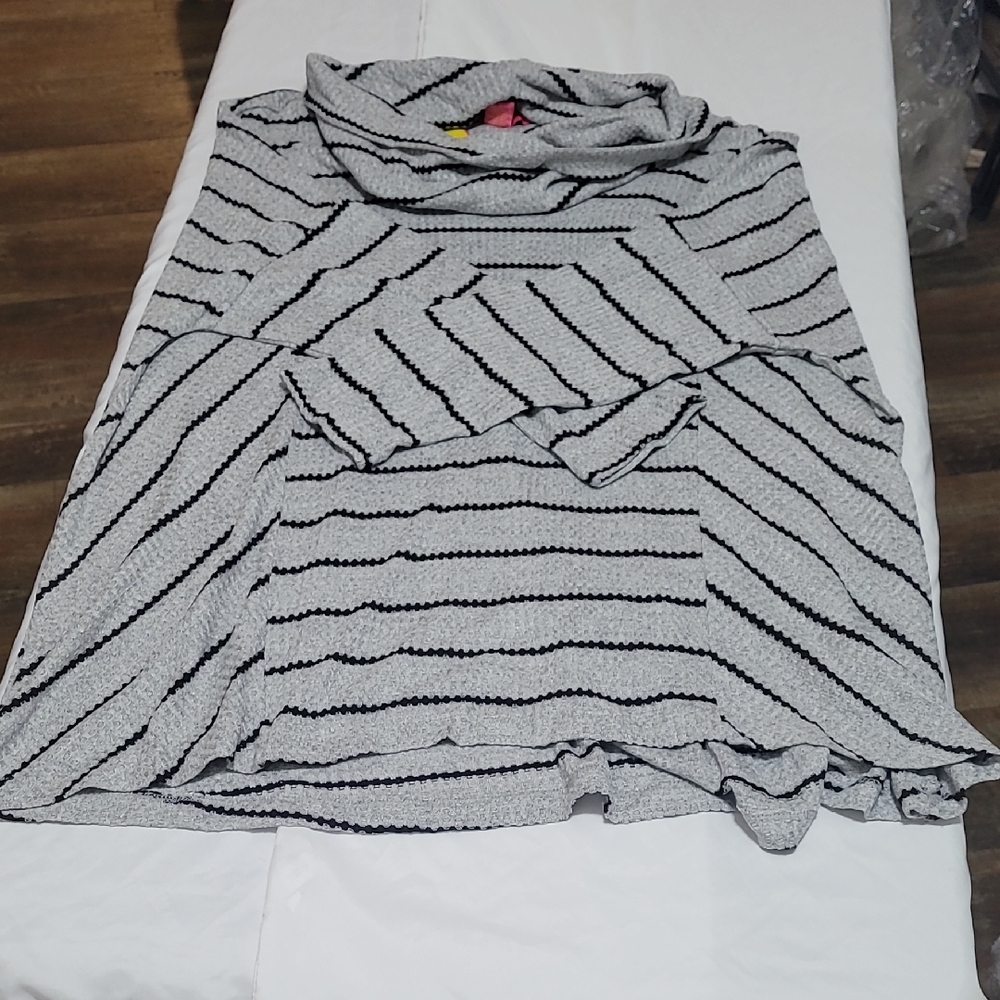 Catherine Malandrino Cowl Neck Long Sleeve sweater.  Mist Grey/Heather Black 2x